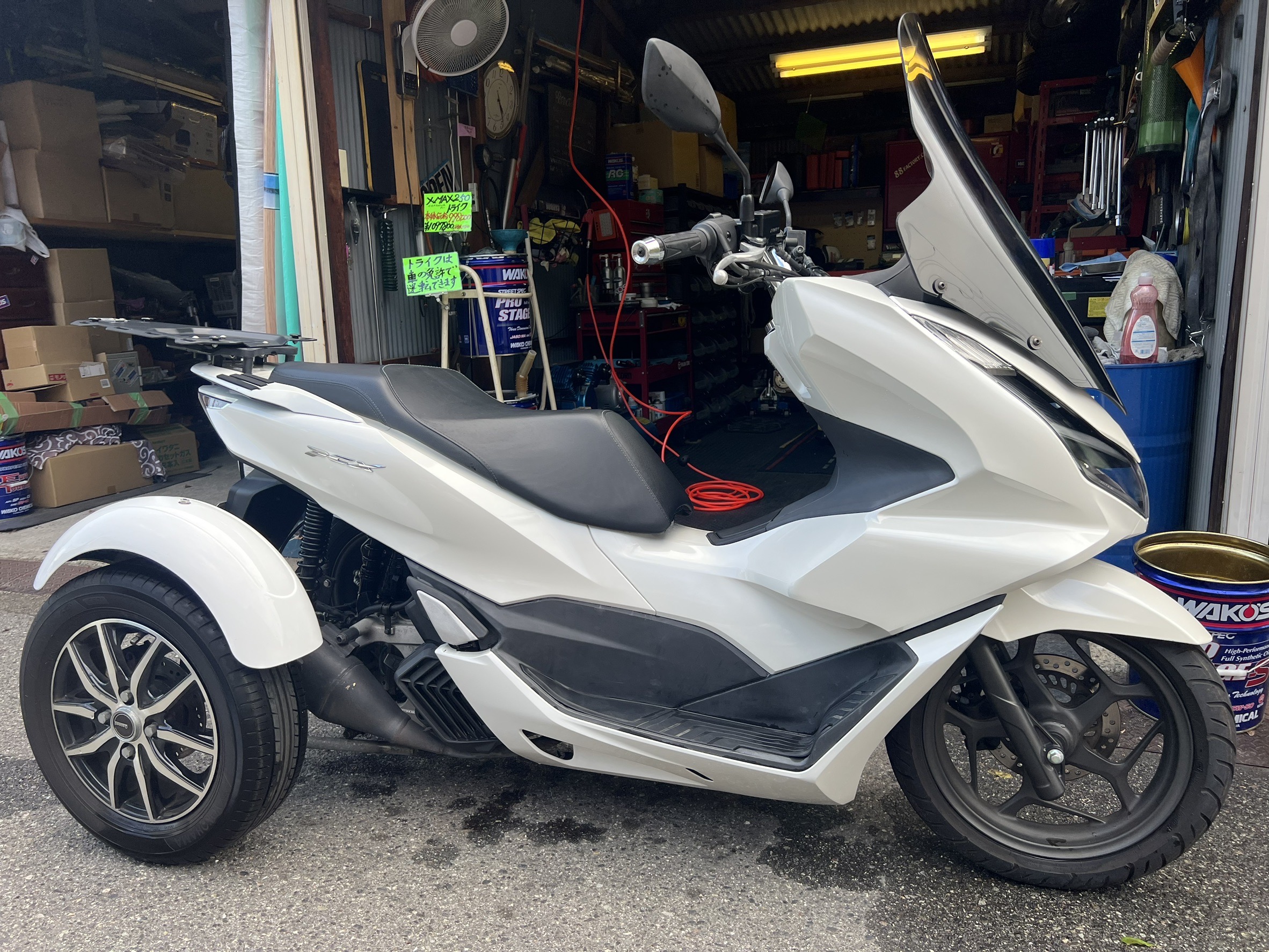 ほぼ新車走行距離６００ｋｍ。普通自動車免許でOK　Honda PCX160 トライク　ホワイト　キャリアボックス付き 商談中】中古車 入荷情報！PCX160トライク – 大阪のトライクとバギーの